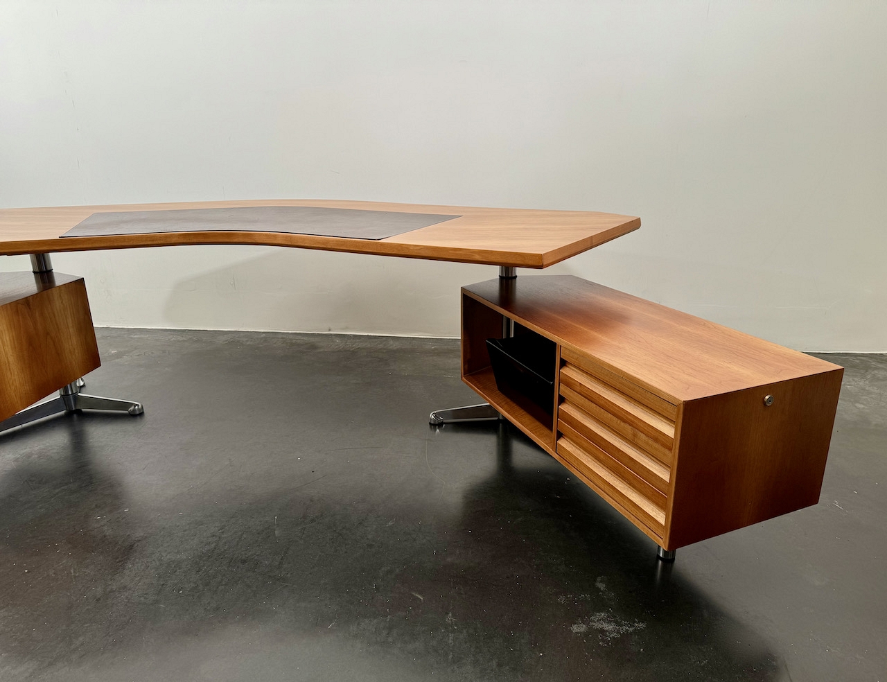 Executive desk by Osvaldo Borsani