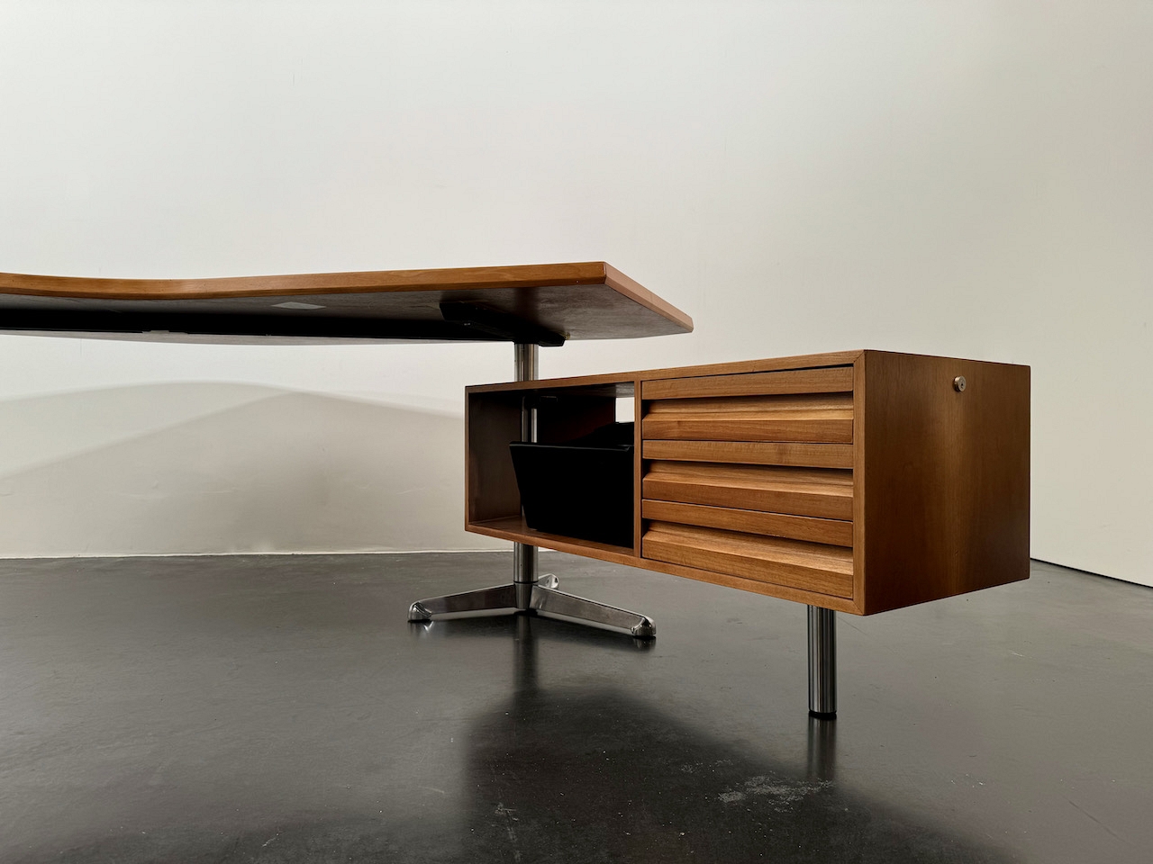 Executive desk by Osvaldo Borsani