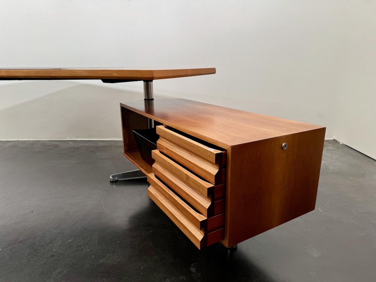 Executive desk by Osvaldo Borsani