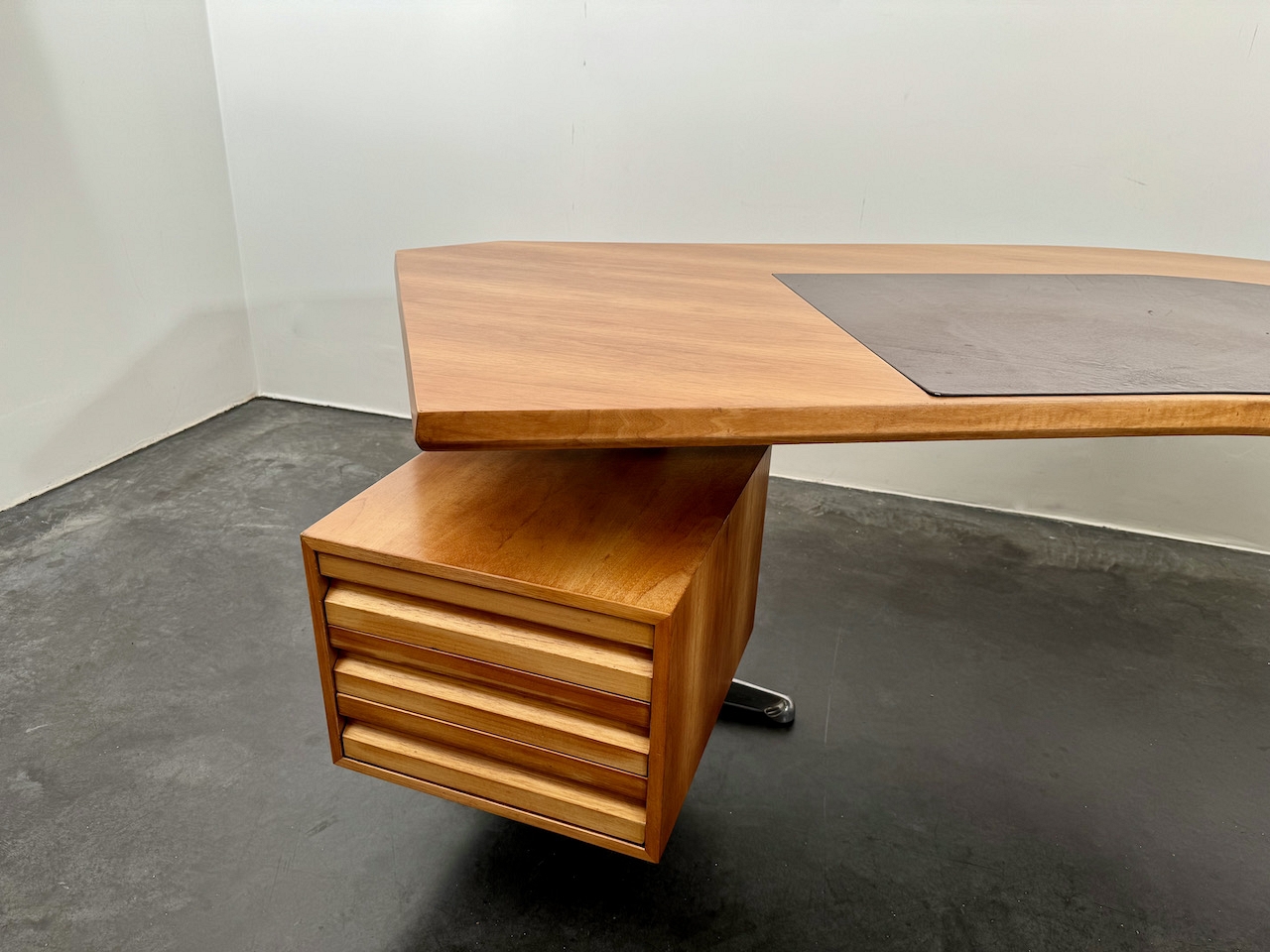 Executive desk by Osvaldo Borsani