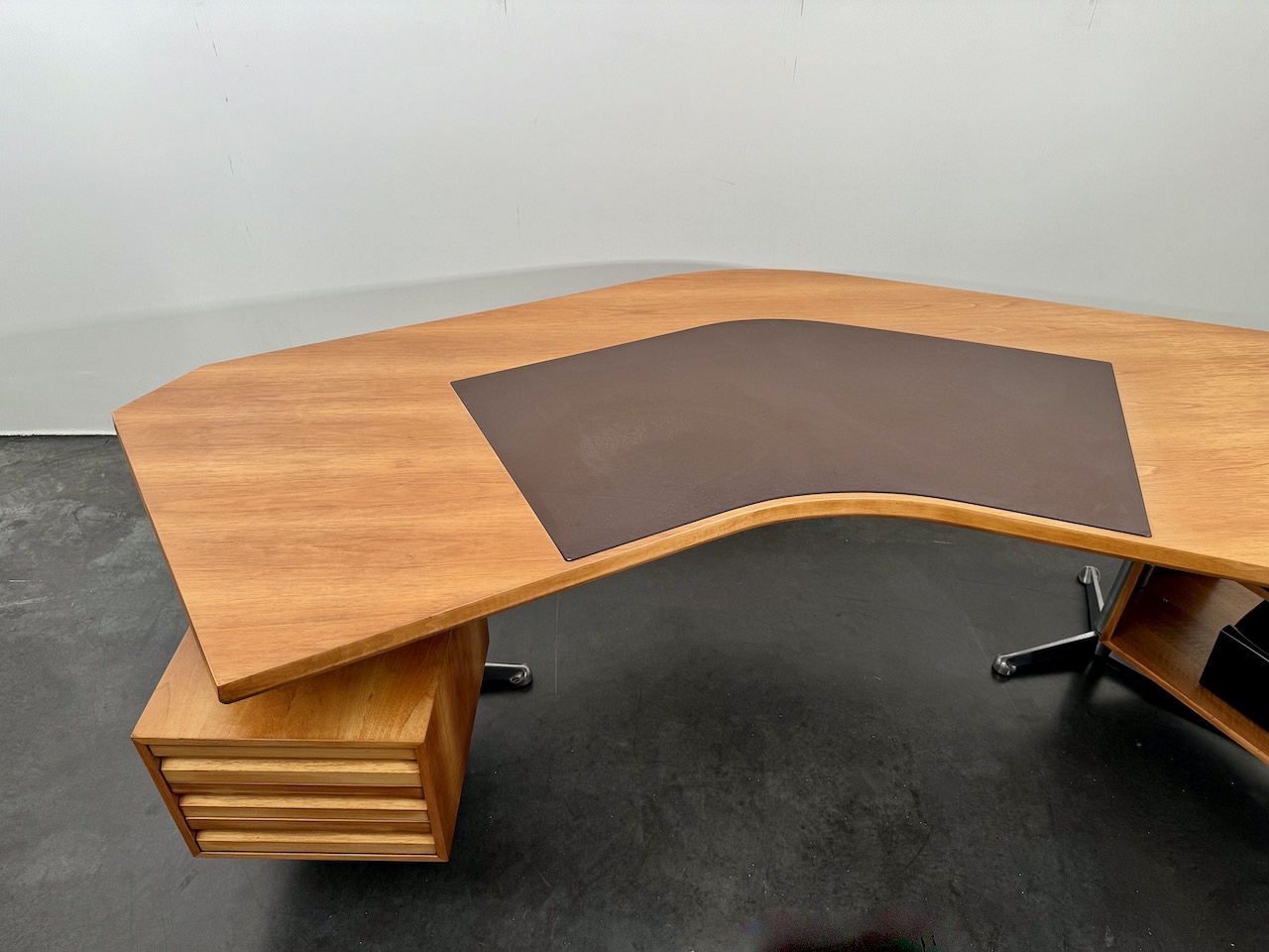 Executive desk by Osvaldo Borsani