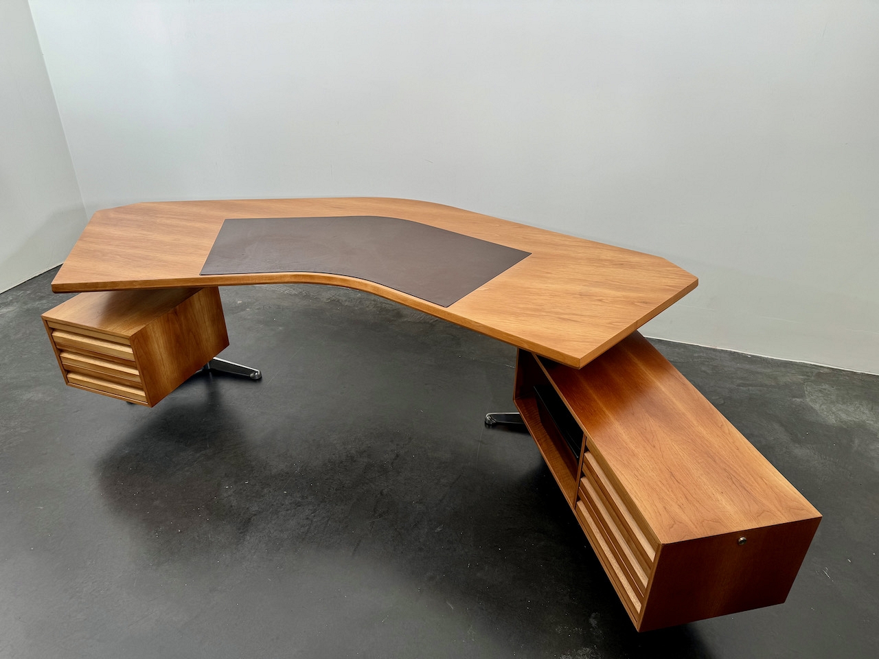 Executive desk by Osvaldo Borsani